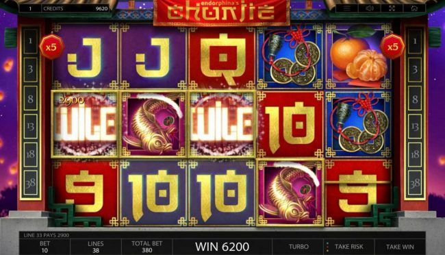 A pair of wild symbols triggeres multiple winning paylies leading to a 6200 coin jackpot win.