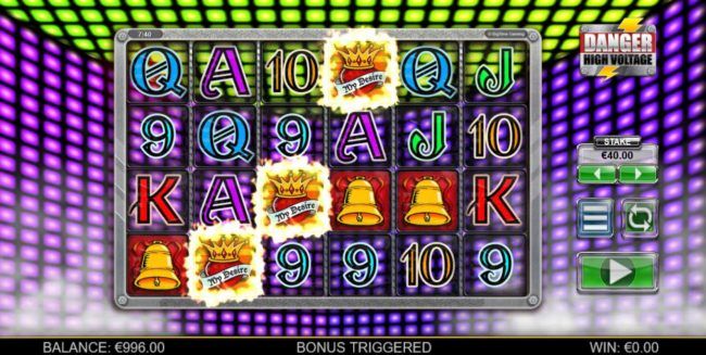 Three scatter symbols appearing anywhere on the reels triggers the Free Spins bonus feature.